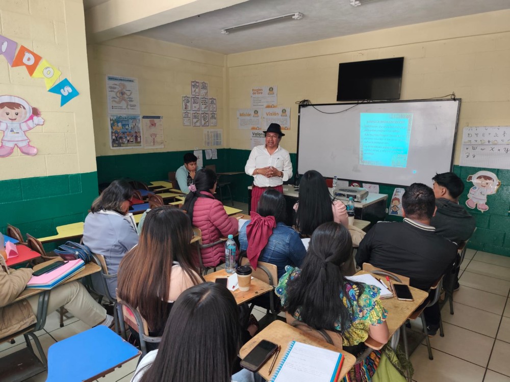 Más de 500 docentes participaron en jornadas de innovación educativa en Quetzaltenango