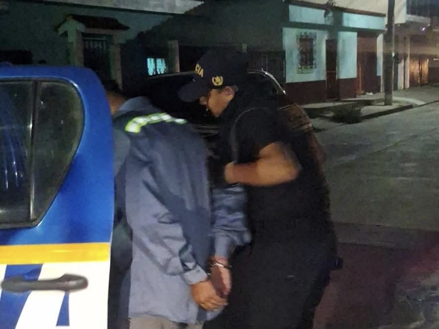 Más de Q1.5 millones y más de US$6 mil localizados durante allanamiento en Jalapa