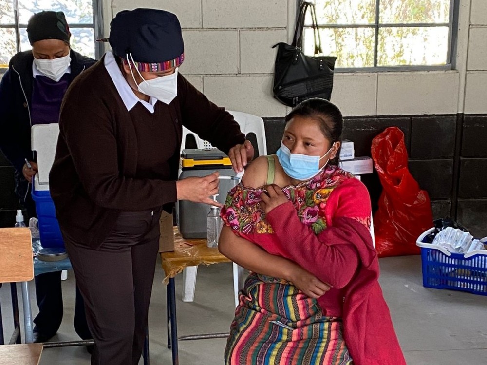 Masiva aceptación de vacuna contra el Coronavirus en Xecaracoj 