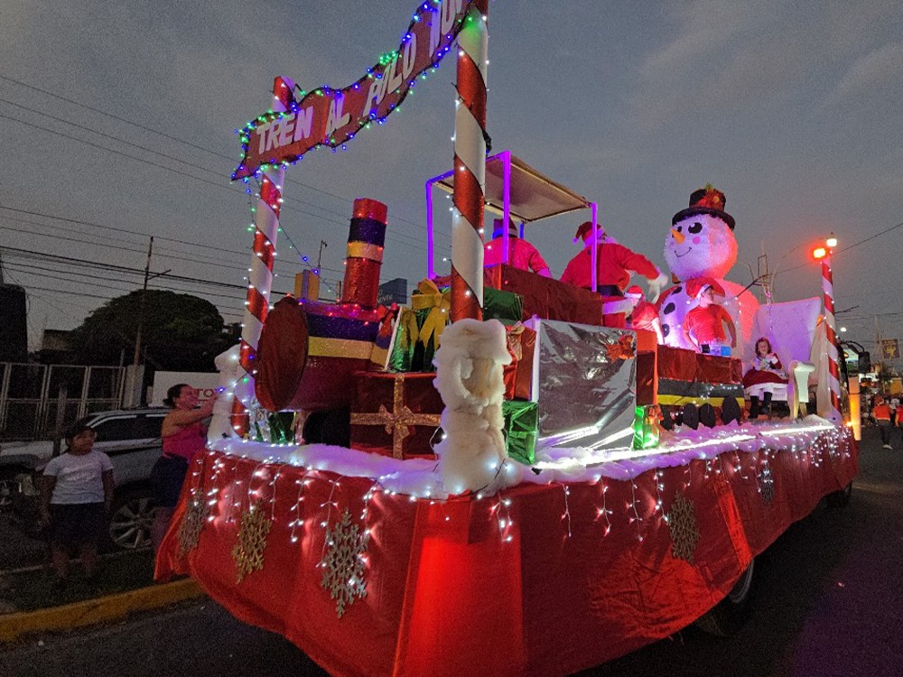 Mazatenango celebra la magia navideña con tradicional desfile