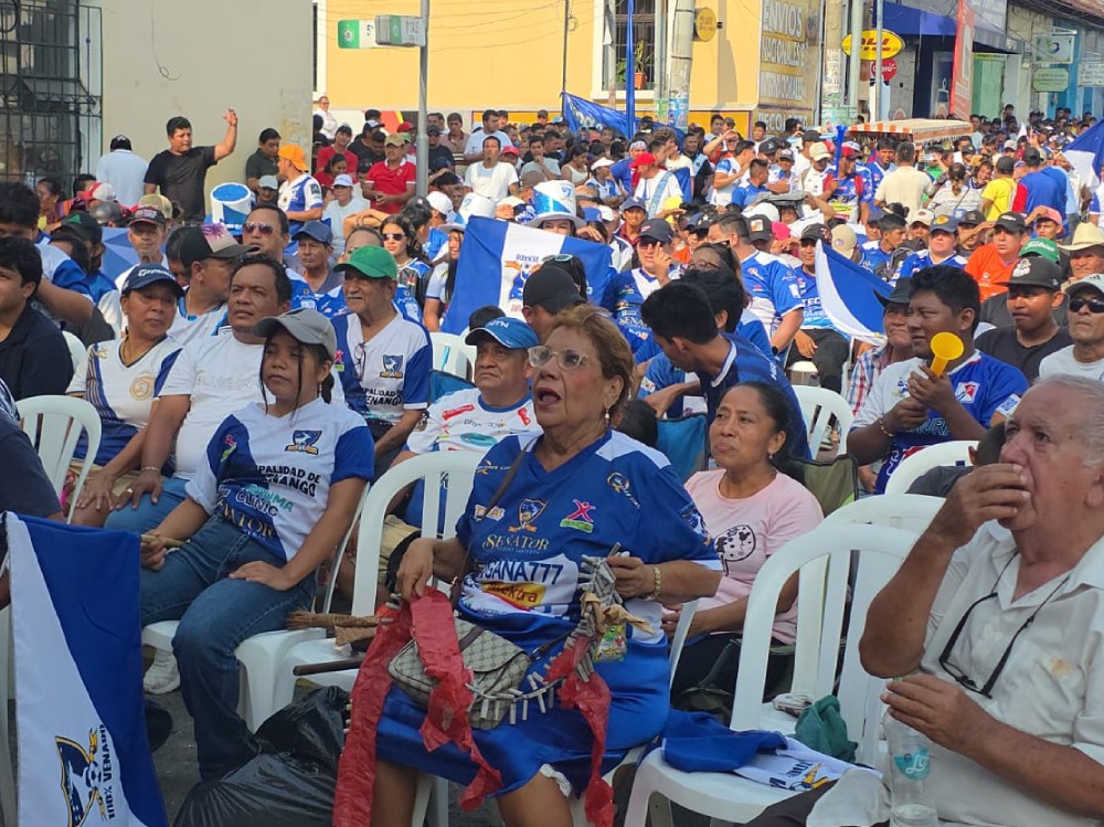 ¡Mazatenango de fiesta! La afición venada celebra en el Parque Central el pase a la lucha por el ascenso