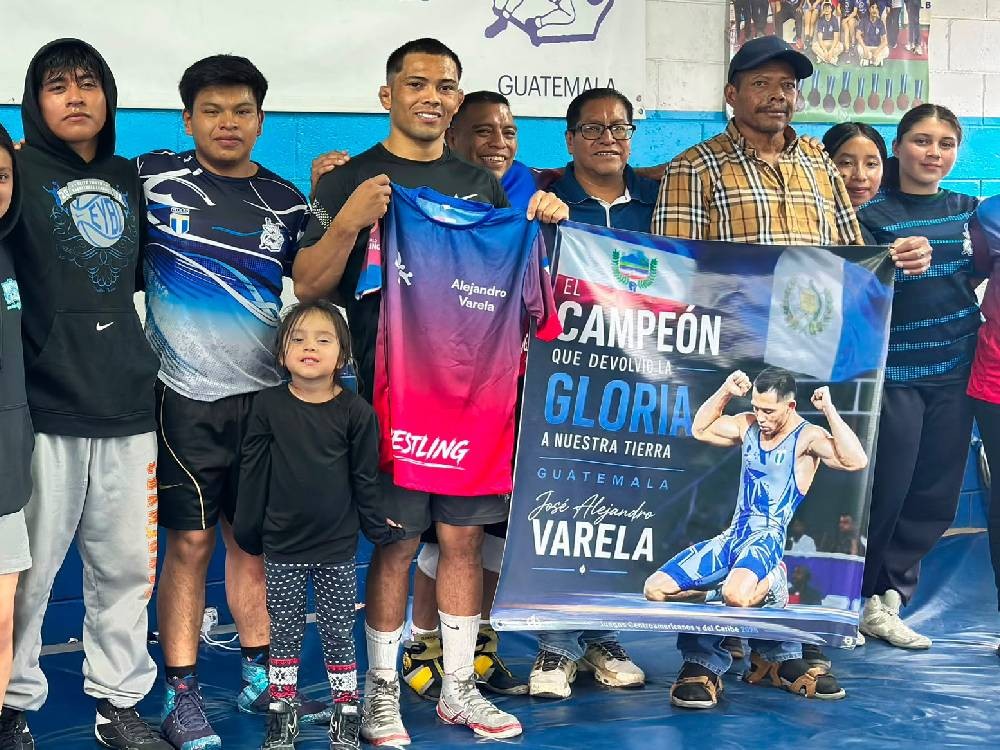 Medallista en República Dominicana es recibido por atletas de la Asociación de Lucha de Xela