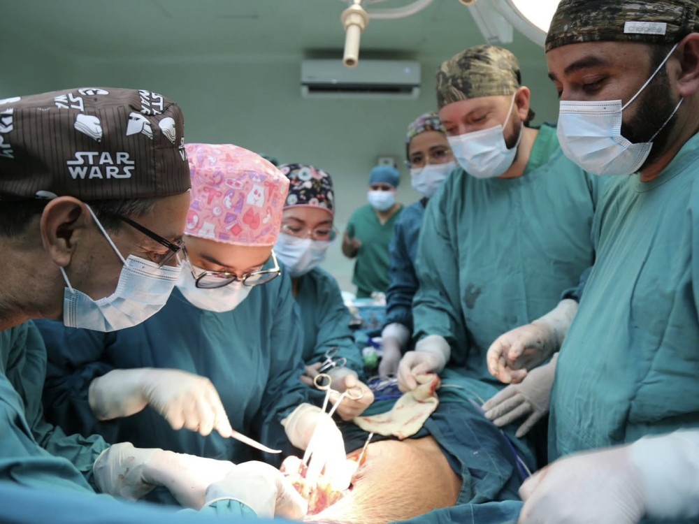 Médicos salvan embarazo y retiran tumor gigante en paciente del HRO