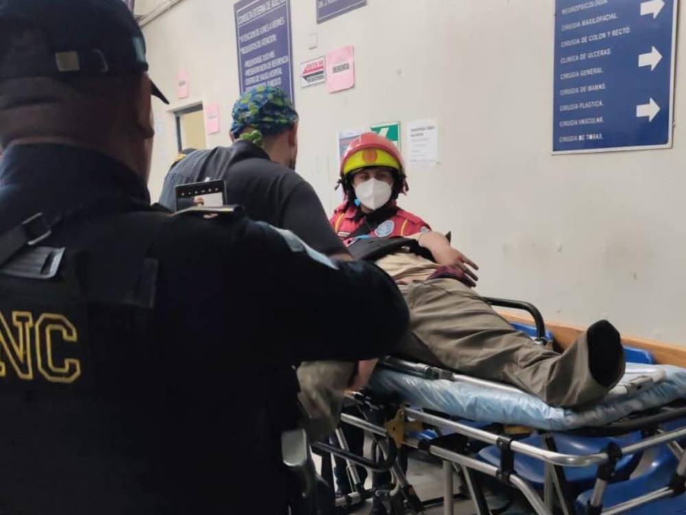 Menor de edad, que portaba chaleco antibalas y una pistola, queda bajo custodia policial tras ataque armado que dejó dos muertos