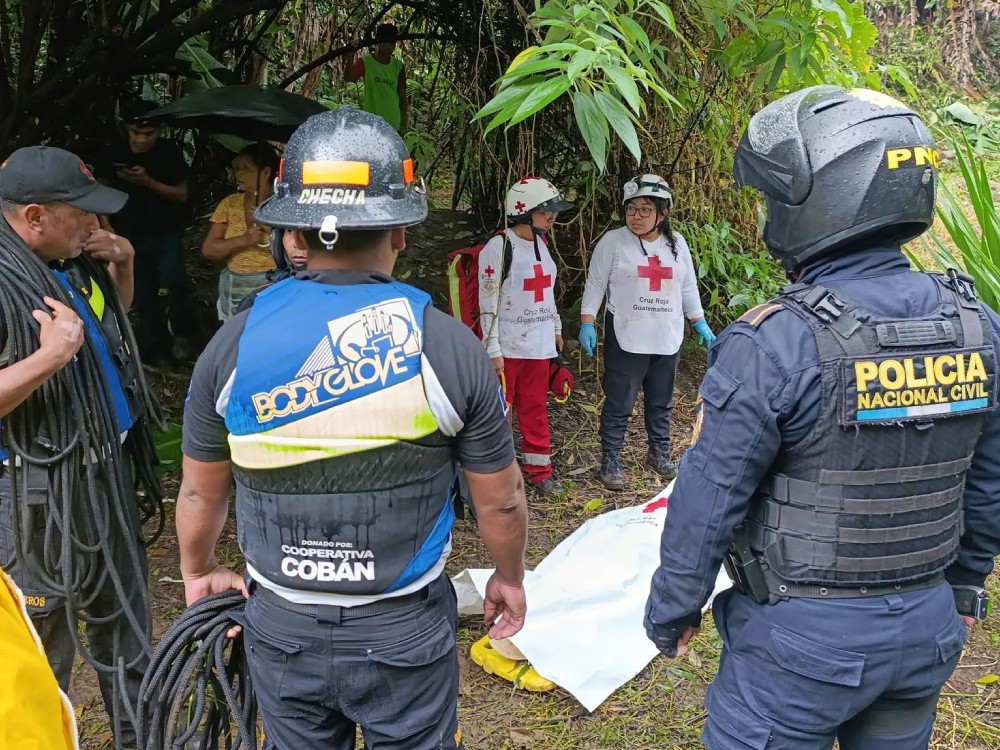 Menor fallece tras caer en aguas de río en Cobán