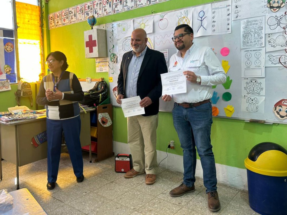 Iniciativa privada y Club de Leones entrega mejoramiento de escritorios a escuela de Xela 