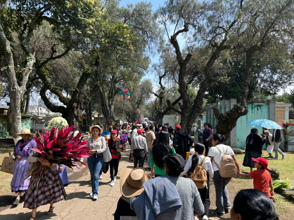 Miles de familias visitan el Cementerio General de Xela durante la celebración del Día de los Santos