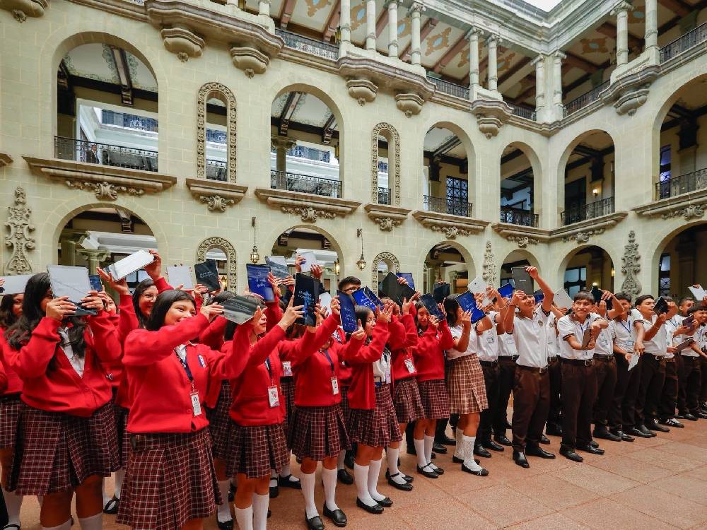 Mineduc entregará tablets a estudiantes de diversificado del sector público