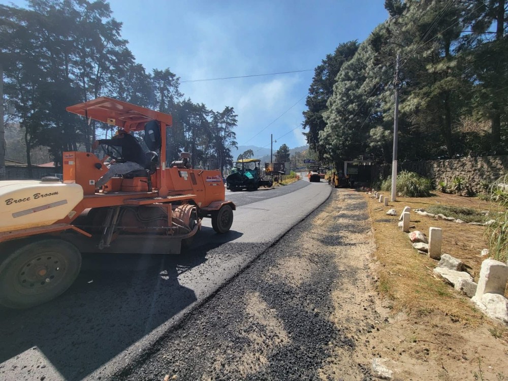 Ministerio de Comunicación aplica segunda carpeta de asfalto en el ingreso a Cantel