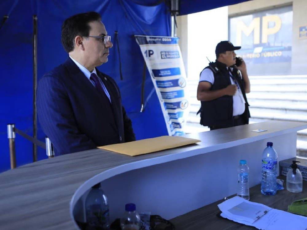 Ministro de Gobernación denuncia a alcalde de Moyuta por amenazas contra agentes de la PNC