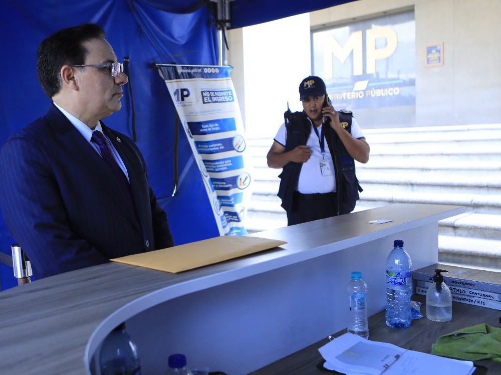 Ministro de Gobernación presenta denuncia contra el alcalde de Moyuta que amenazó a los agentes de la PNC