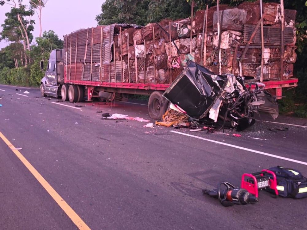 Mortal accidente cobra la vida de dos personas y deja cuatro heridos de gravedad