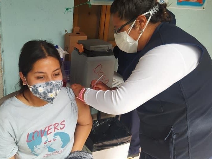 Motivan a recibir tercera dosis de la vacuna contra COVID-19