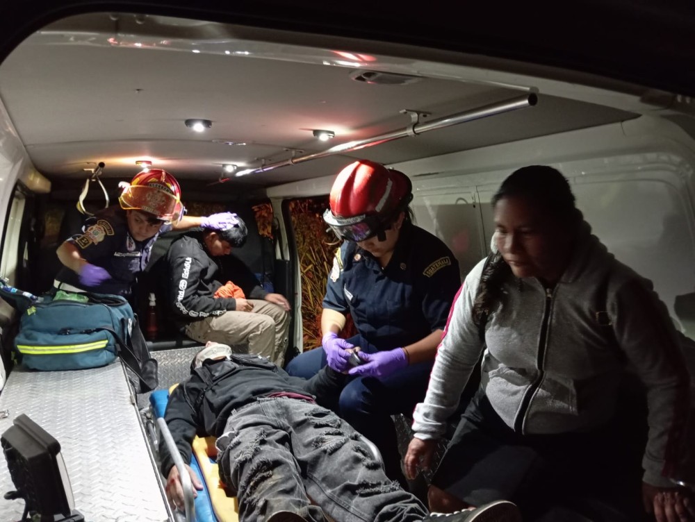 Motociclistas chocan contra árbol caído en carretera y resultan lesionados