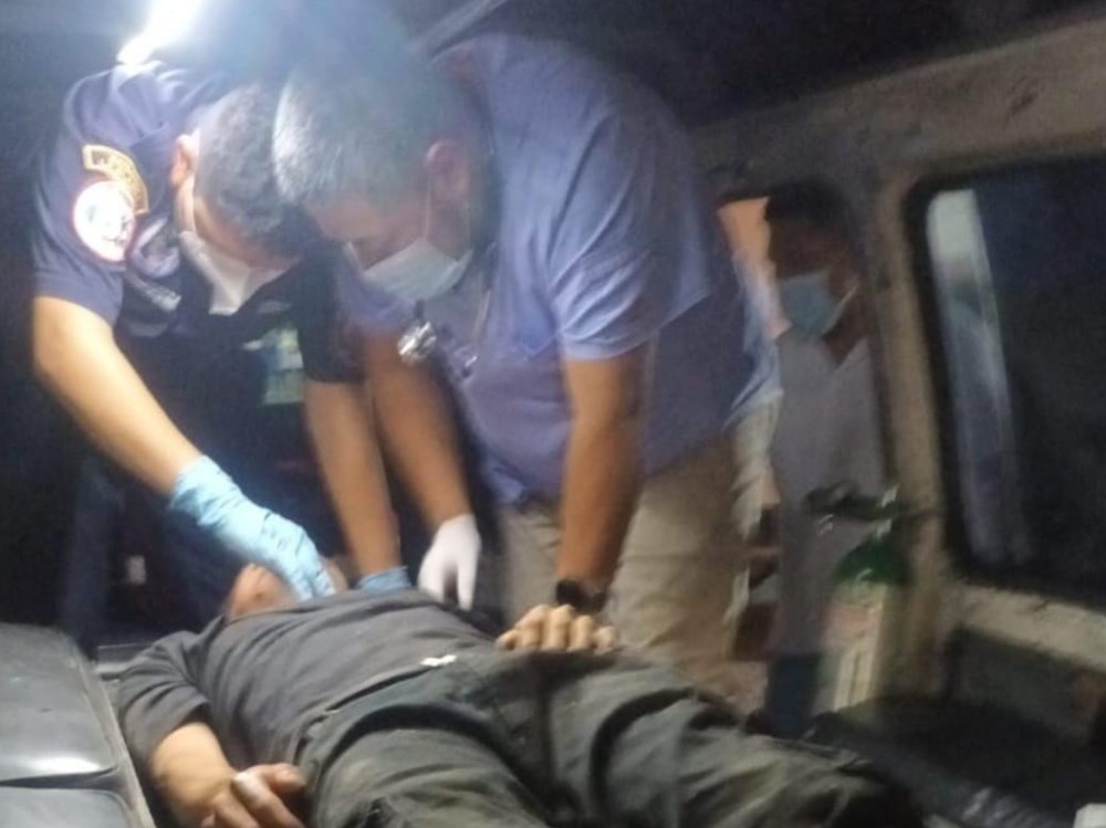 Motorista colisiona contra poste del tendido eléctrico