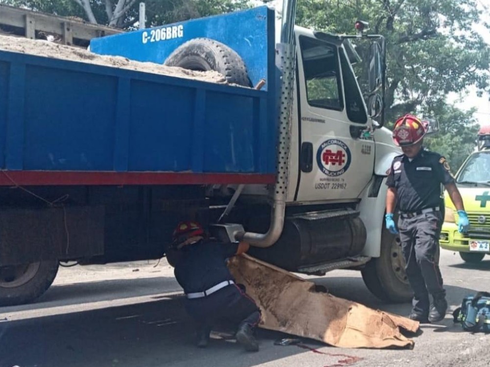 Motorista fallece debajo de un camión en ruta a la Blanca San Marcos
