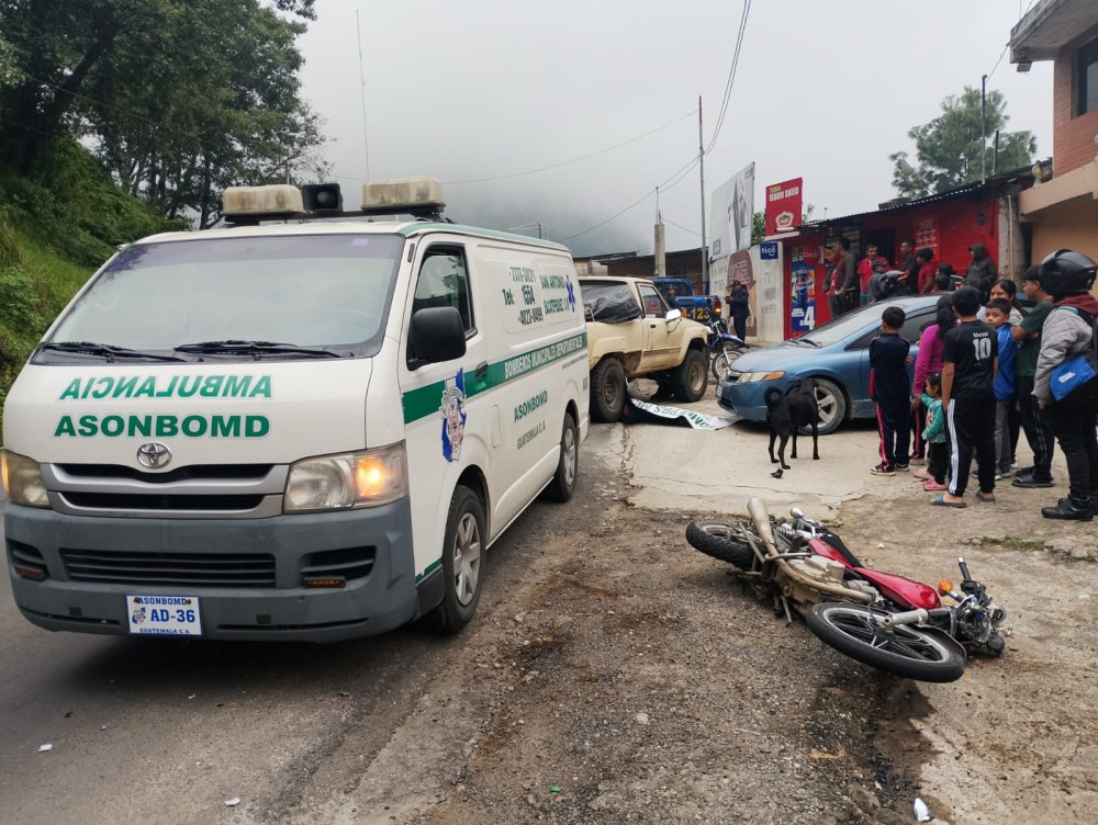 Motorista fallece tras colisionar contra un picop en San Antonio Sacatepéquez