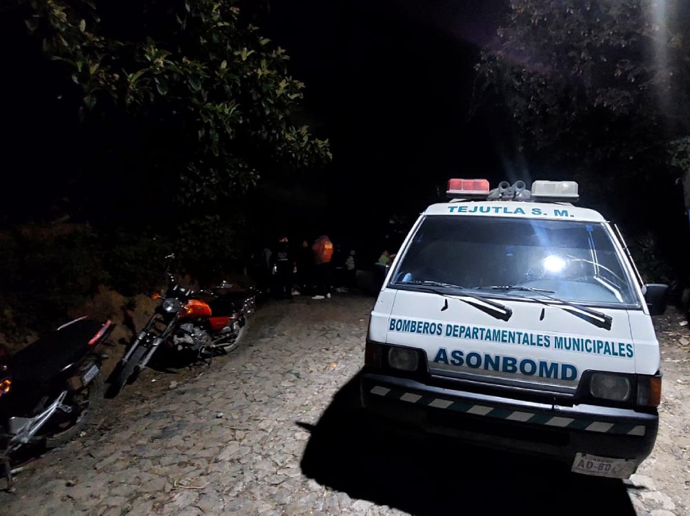 Motorista fallece y mujer queda gravemente herida tras accidente en Tejutla, San Marcos