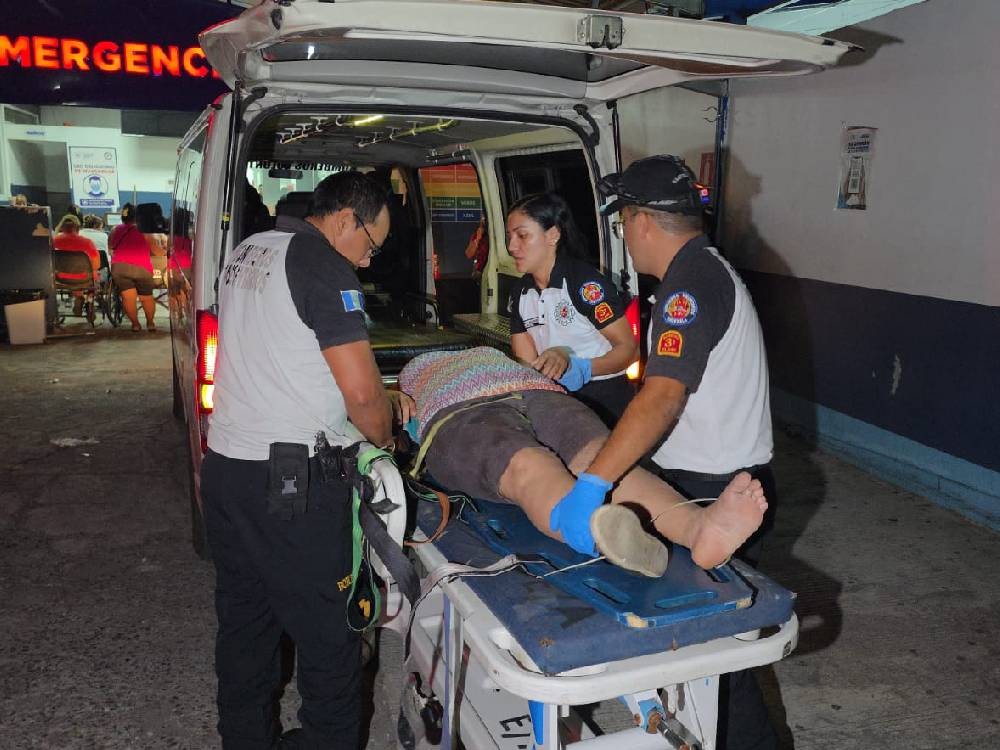 Motorista resulta gravemente herida tras sufrir un accidente vial en la ruta CA-2 en Mazatenango