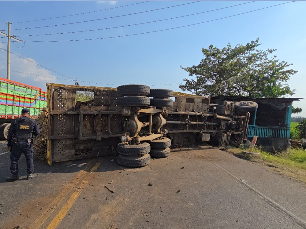 Motorista se salva de milagro tras accidente en San Antonio Suchitepéquez