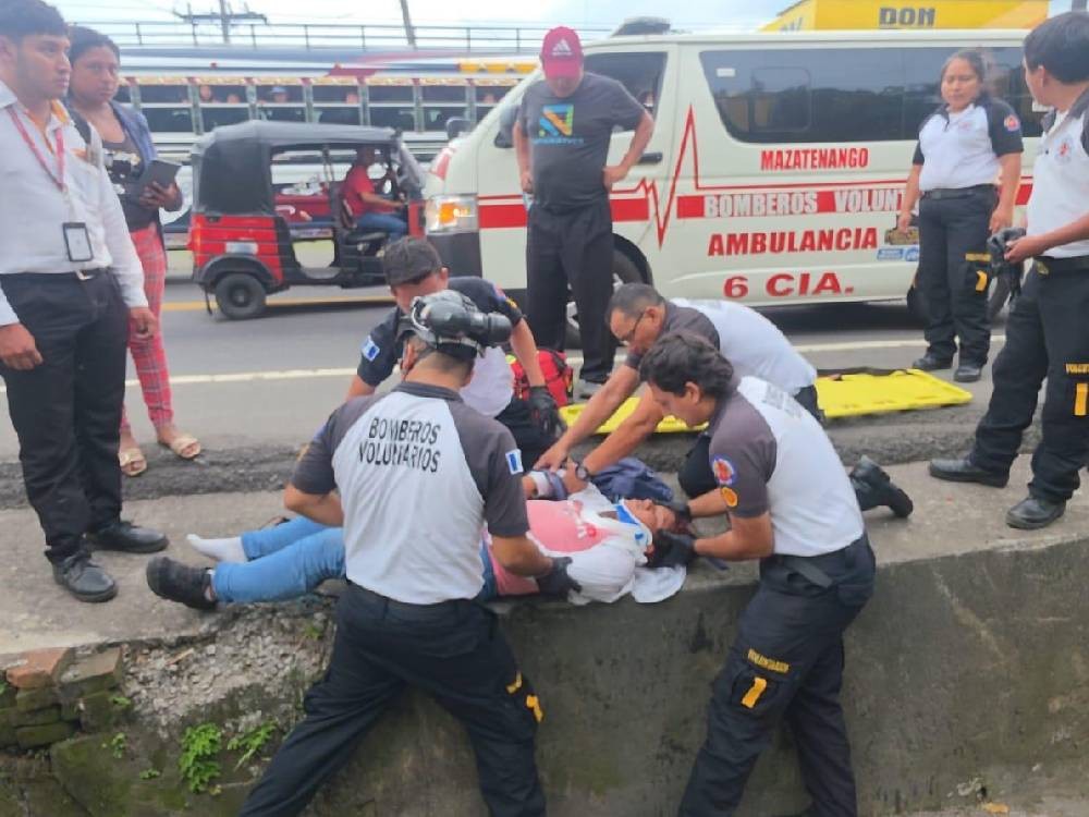 Motorista sobrevive tras caer al fondo de un puente en la ruta CA-2 en Mazatenango