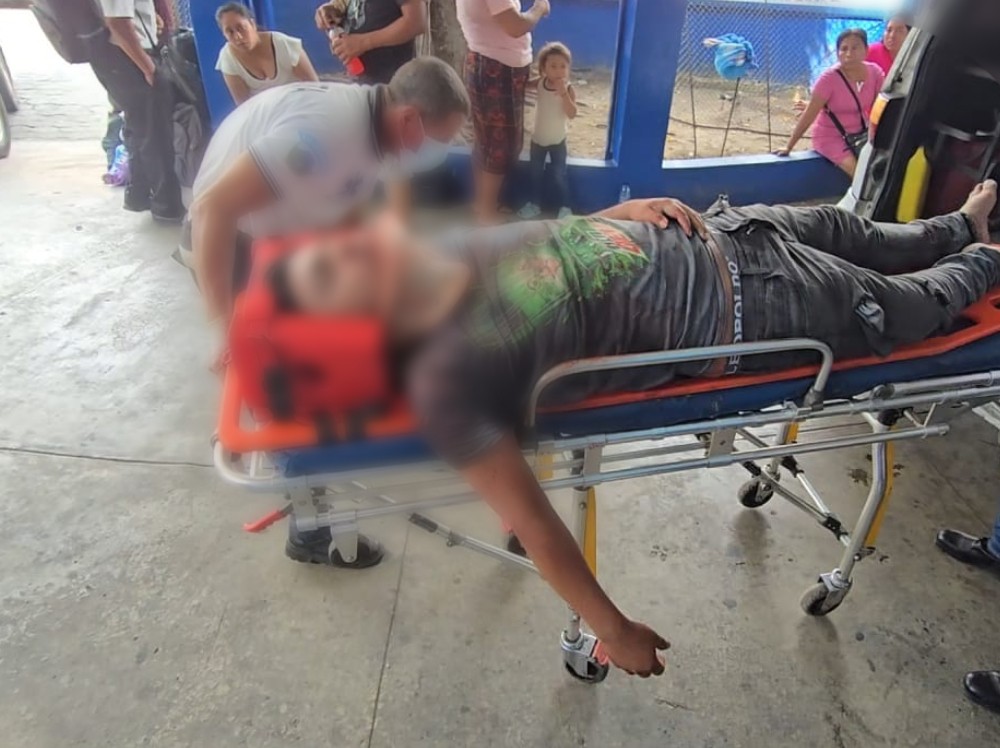 Motoristas colisionan de frente en La Blanca, San Marcos