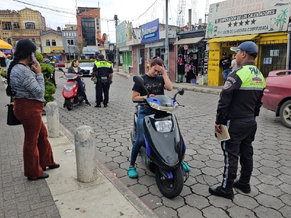 Motoristas son sancionados por agentes de tránsito