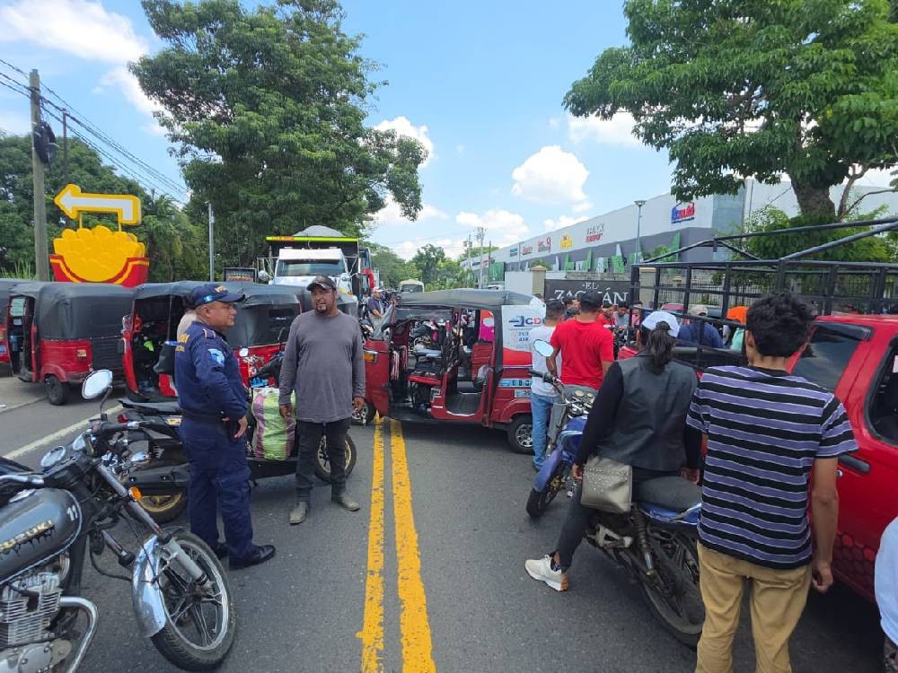 Mototaxistas bloquean salida de Mazatenango en protesta por el alto precio de los combustibles