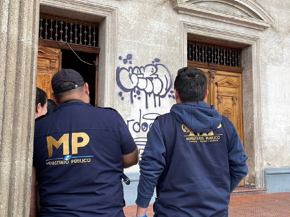MP recolecta evidencias de hecho vandálico en el Teatro Municipal 