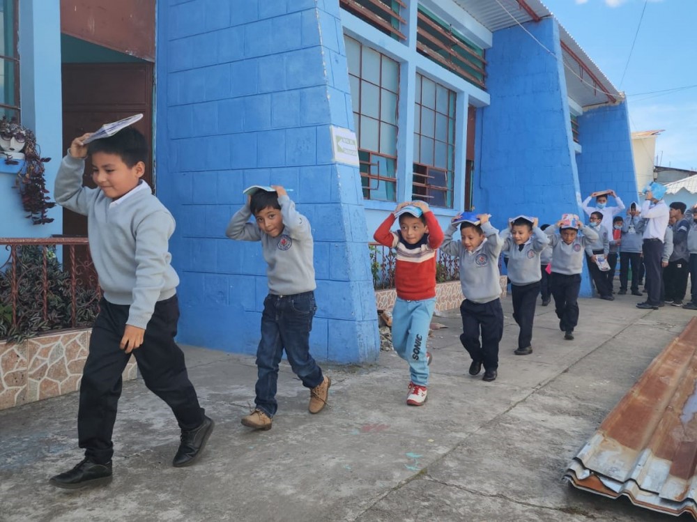 Más de 100 estudiantes participaron en simulacro de terremoto