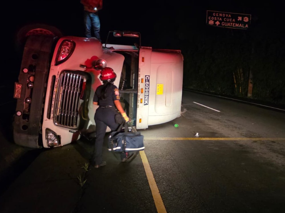 Muere piloto de tráiler tras quedar atrapado debajo del vehículo que conducía