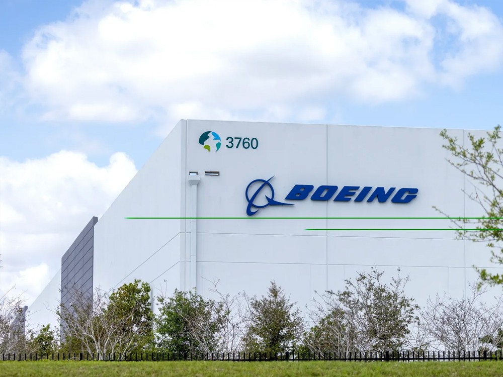 Mueren dos personas tras explosión de un neumático de un Boeing