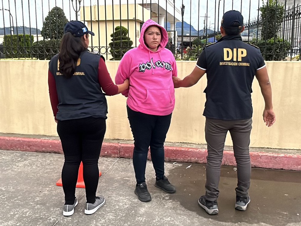 Mujer capturada es investigada por extorsionar a comercios de Xela