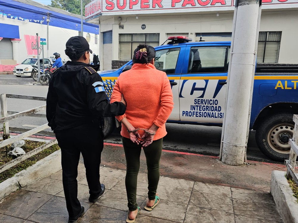 Mujer capturada por presunto homicidio de su conviviente en Alta Verapaz