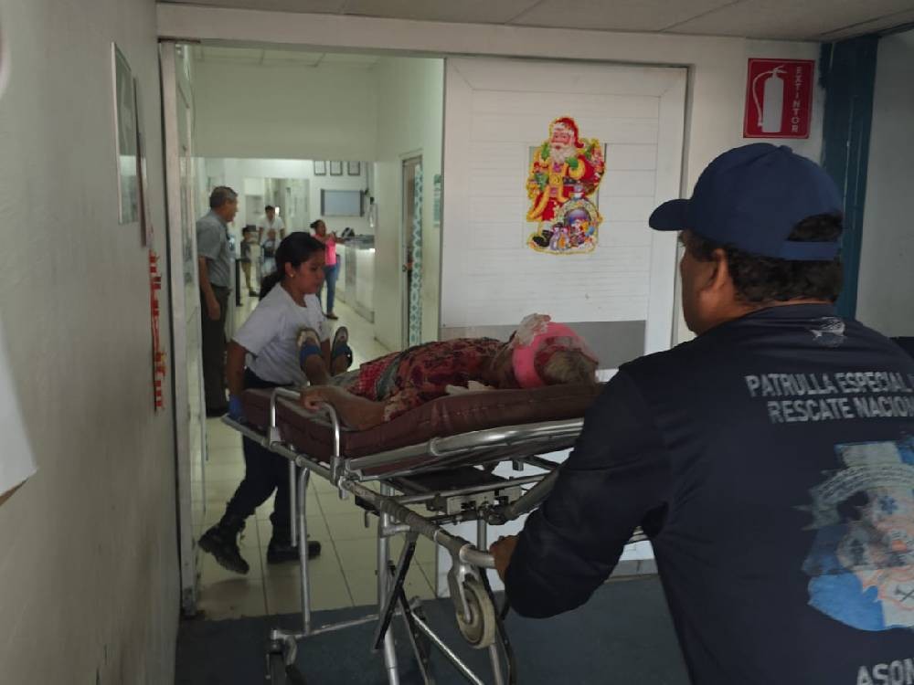 Mujer de la tercera edad en estado delicado tras ser atropellada 