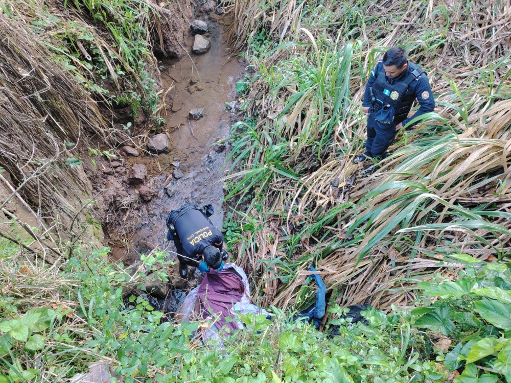 Mujer en aparente estado de gestación es localizada sin vida en riachuelo