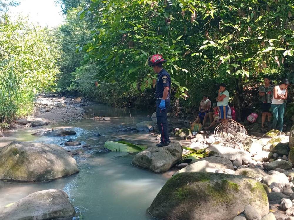 Mujer pierde la vida al cruzar un río