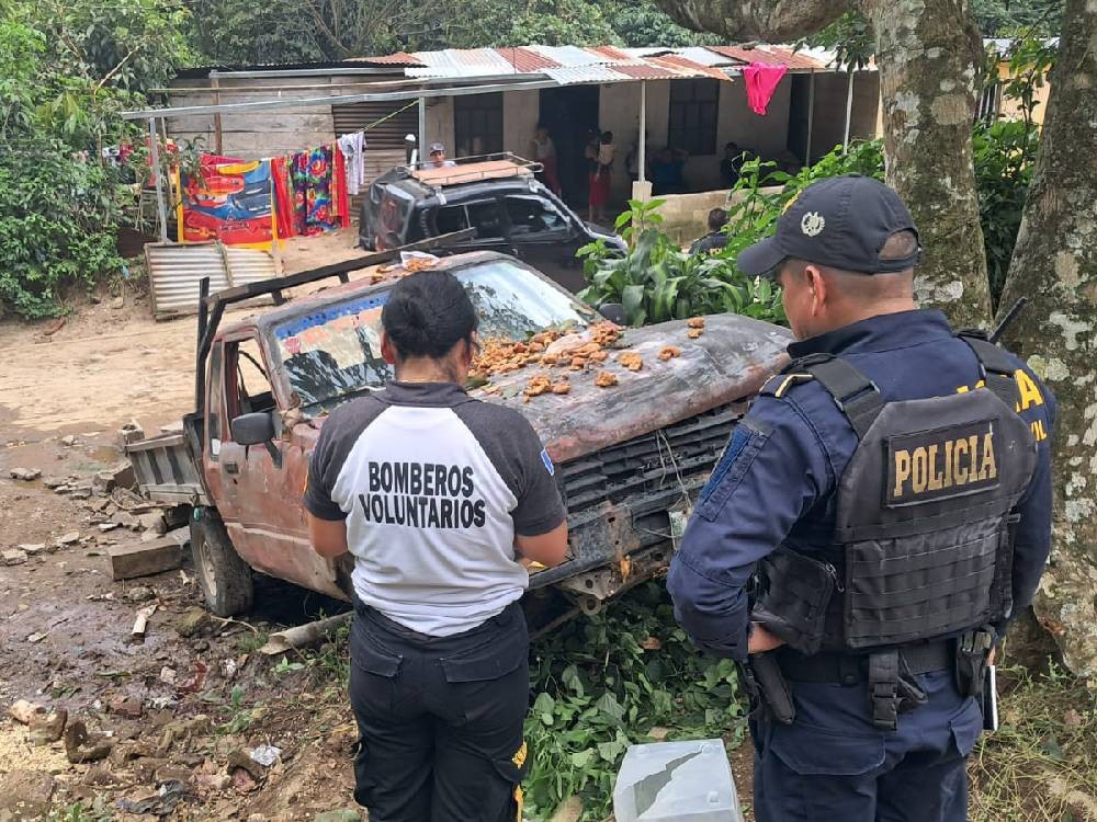 Mujer se debate entre la vida y la muerte tras ser arrollada y quedar debajo de un vehículo