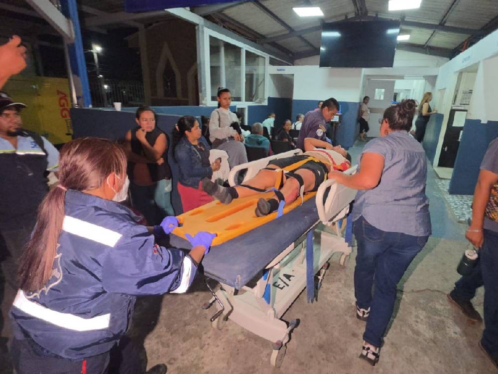 Mujer sufre heridas de gravedad tras un percance vial 