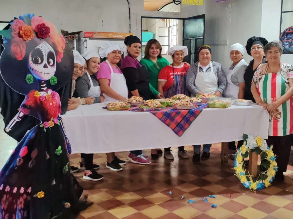 Mujeres aprenden a elaborar fiambre 