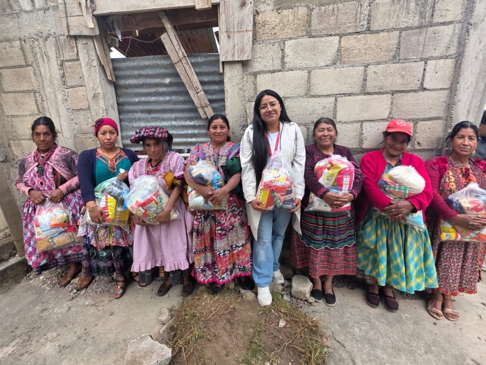 Mujeres en situación vulnerable reciben apoyo alimentario en el paraje Bella Vista