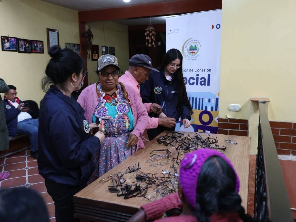 Municipalidad entrega lentes a adultos mayores y vecinos de Pacajá Alto