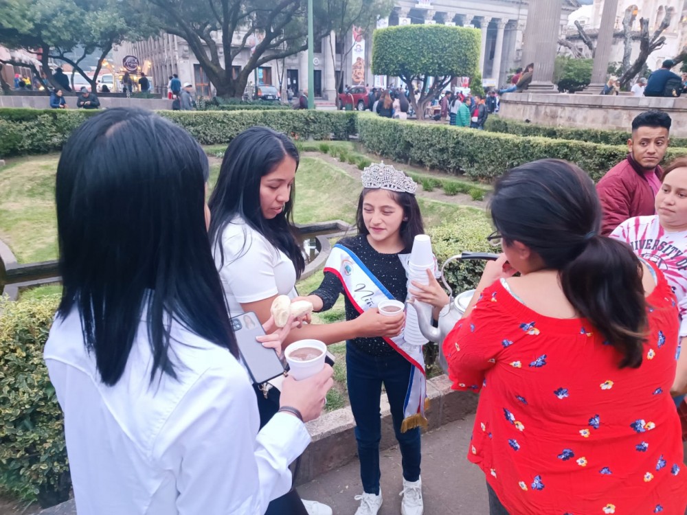 Niña Quetzaltenango comparte por última vez con vecinos  
