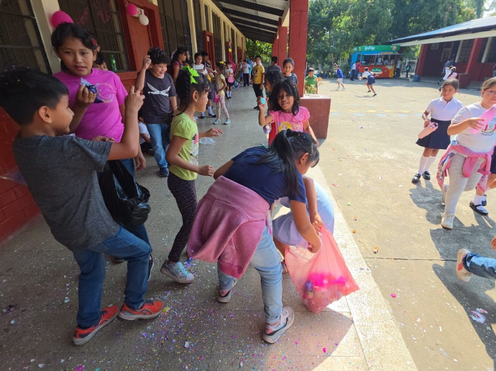 Niños de la Escuela Justo Rufino Barrios mantienen viva la tradición del Martes de Carnaval