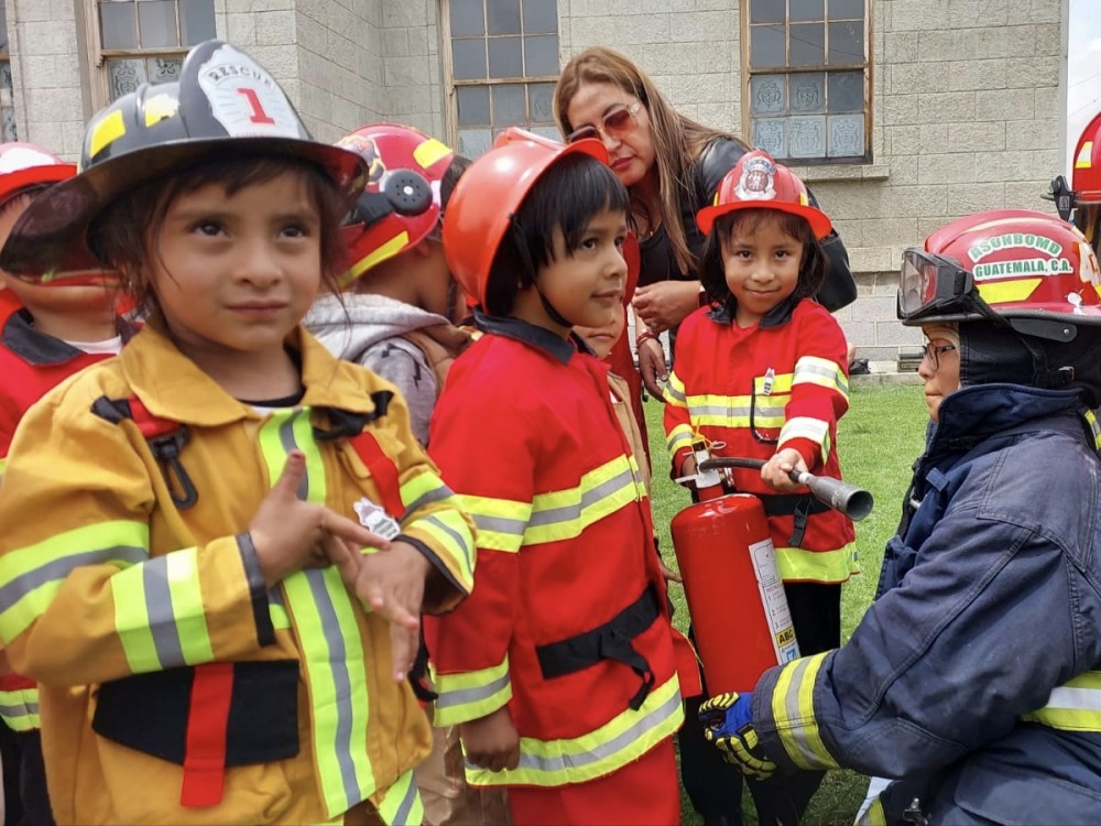 Niños de Párvulos viven una jornada como bomberos por un día en la Estación 6 de San Pedro Sacatepéquez