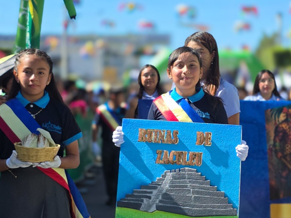 Niños de primaria celebran la resistencia de Zaculeu