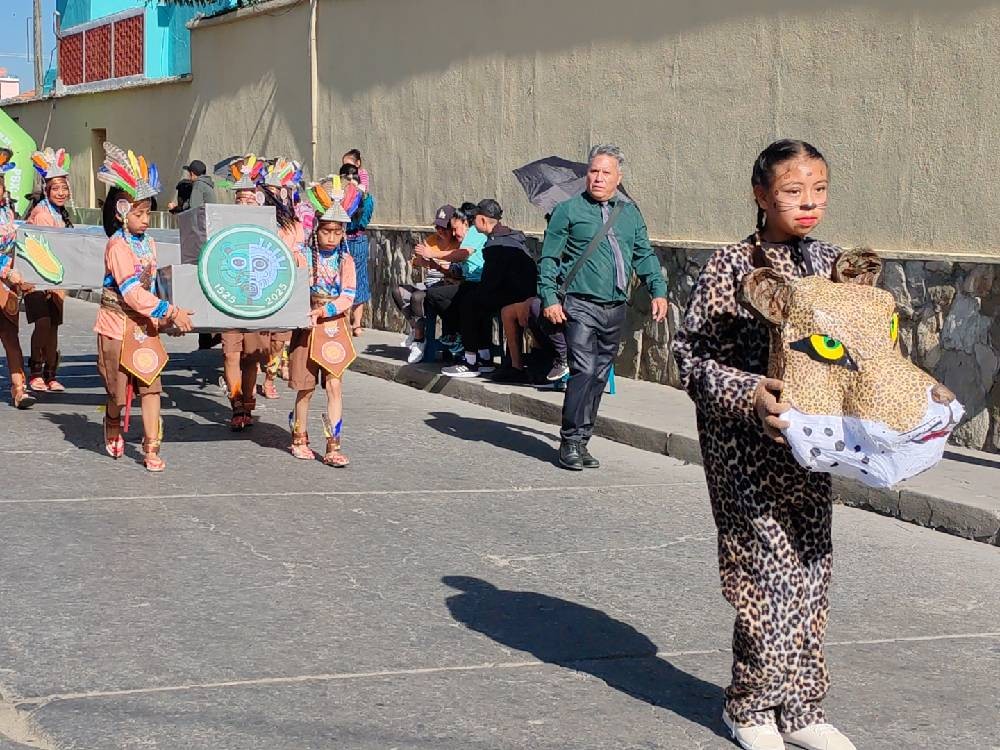 Niños de primaria promueven tradiciones durante desfile