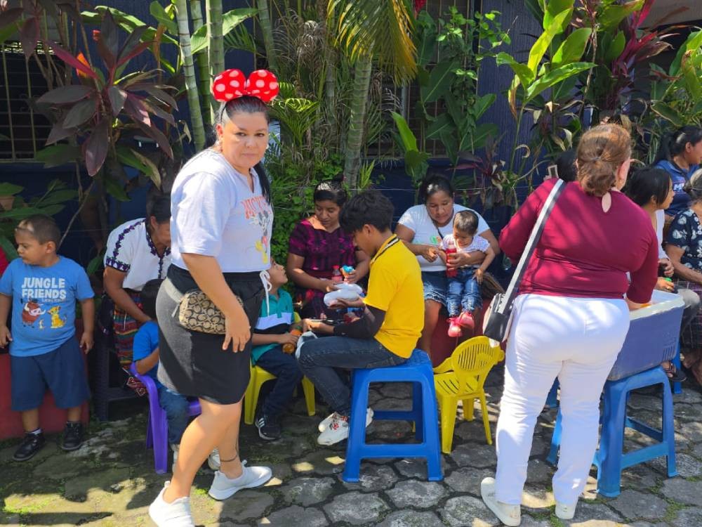 Niños que reciben terapia en FUNDABIEM Mazatenango son sorprendidos con la celebración del Día del Niño