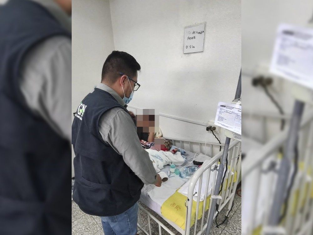 Niño que fue lanzado por su mamá desde un cuarto piso se recupera y es dado de alta