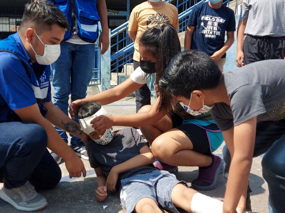 Niños participan en simulacro de terremoto ahora que regresan a las aulas